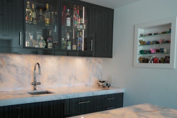 backlit cristallo quartzite bar featured