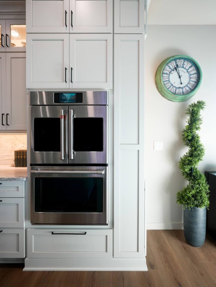 timeless teal contrast kitchen 03